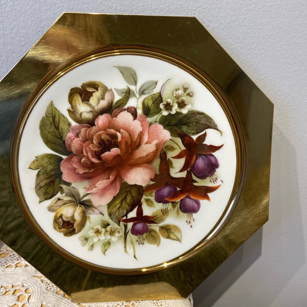 Pair of Brass Framed Porcelain Plates Purchased from Birks - Picture 3 of 12